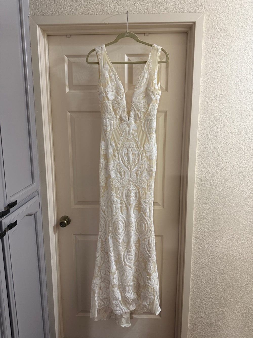 Elegant Ivory Lace V-Neck Evening Dress